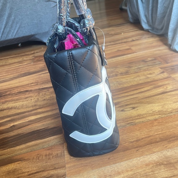 Designer look Black and White Quilted Tote Bag - Picture 4 of 5